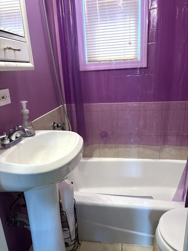 2838 S Keeley St, Chicago, IL 60608 - bathroom featuring shower / tub combo with curtain and toilet