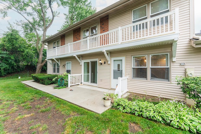 327 Georgetown Ct Unit B, Bloomingdale, IL 60108 - rear view of house featuring a balcony and a lawn