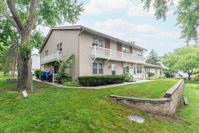327 Georgetown Ct Unit B, Bloomingdale, IL 60108 - view of front facade featuring a front lawn and a balcony