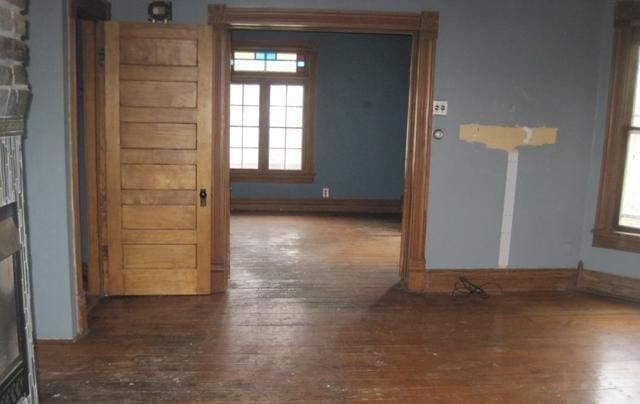 900 Willard St, Galesburg, IL 61401 - hall featuring hardwood / wood-style flooring