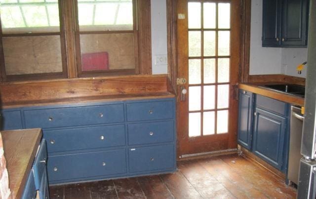 900 Willard St, Galesburg, IL 61401 - kitchen featuring blue cabinetry