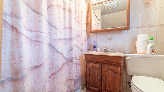 10747 S S Ave H, Chicago, IL 60617 - full bath with vanity, a shower with shower curtain, tile walls, and decorative backsplash