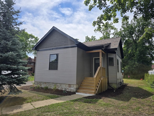 327 Lincoln Ave, Woodstock, IL 60098 - bungalow-style home with a front yard