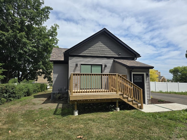 327 Lincoln Ave, Woodstock, IL 60098 - rear view of property featuring a shingled roof