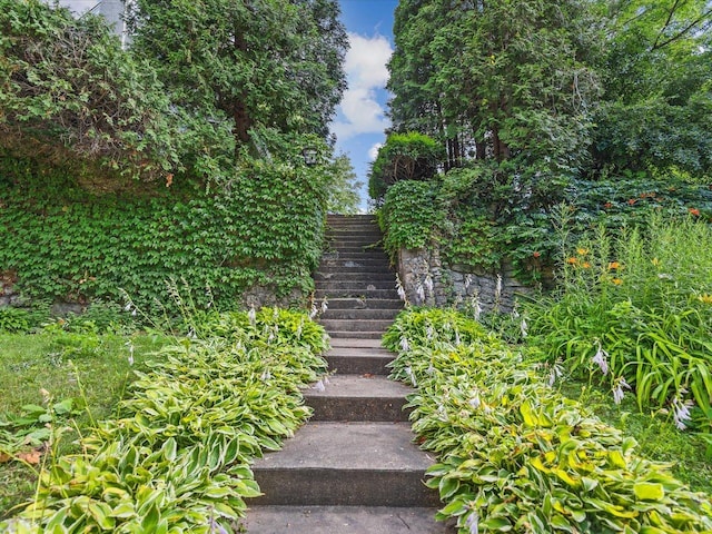 1639 Arlington Ave, Rockford, IL 61107 - view of staircase