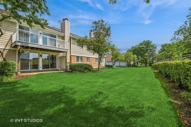 600 Hanover Ct Unit V1, Schaumburg, IL 60194 - view of green lawn with a balcony
