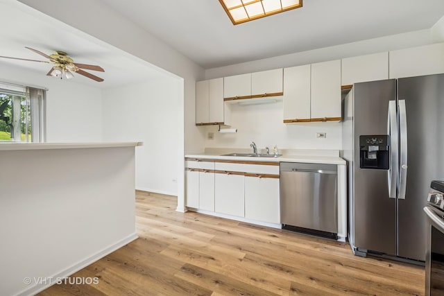 600 Hanover Ct Unit V1, Schaumburg, IL 60194 - kitchen featuring stainless steel appliances, light countertops, light wood-style floors, and a ceiling fan