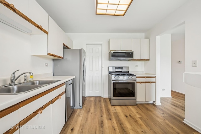 600 Hanover Ct Unit V1, Schaumburg, IL 60194 - kitchen with stainless steel appliances, light wood finished floors, and light countertops