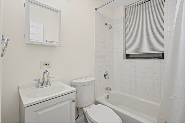 4557 S Michigan Ave Unit 1, Chicago, IL 60615 - bathroom featuring shower / tub combo with curtain and vanity