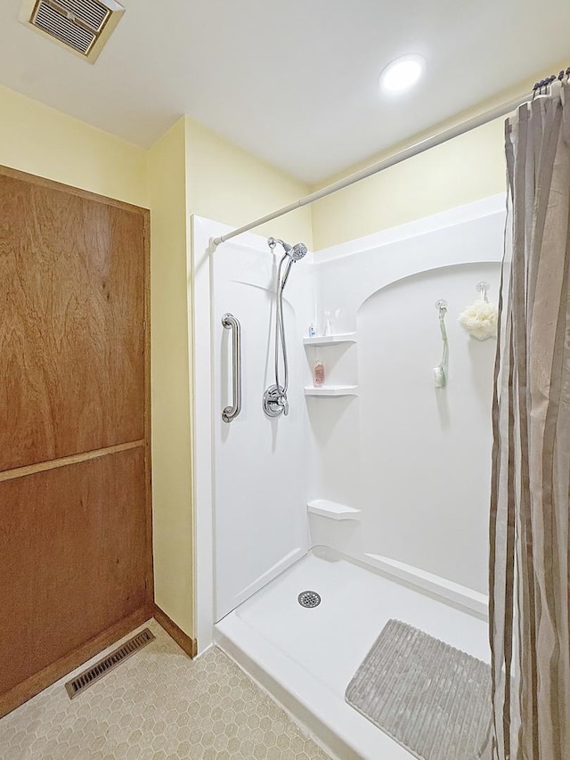610 S 2nd Ave, Forreston, IL 61030 - full bathroom with curtained shower and recessed lighting