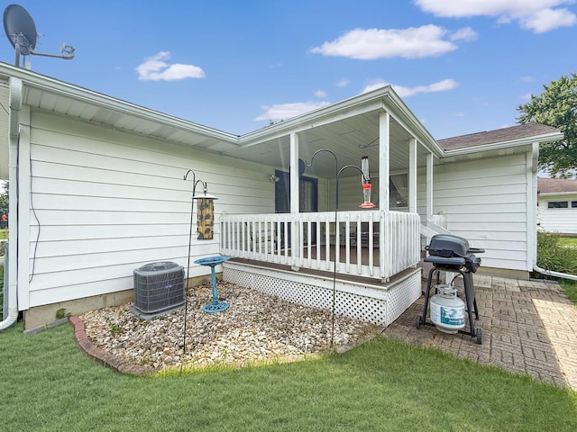 610 S 2nd Ave, Forreston, IL 61030 - back of house with covered porch and a yard