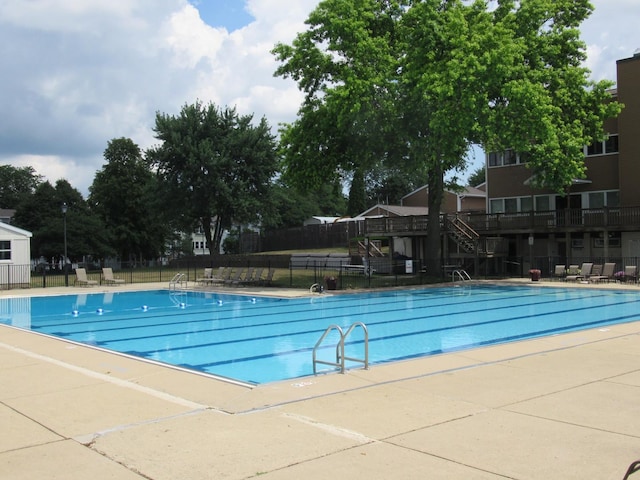 1819 Dunsford Ct, Schaumburg, IL 60194 - community pool with a patio