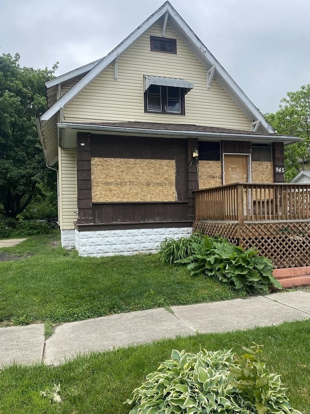 945 E Hickory St, Kankakee, IL 60901 - bungalow featuring a front lawn