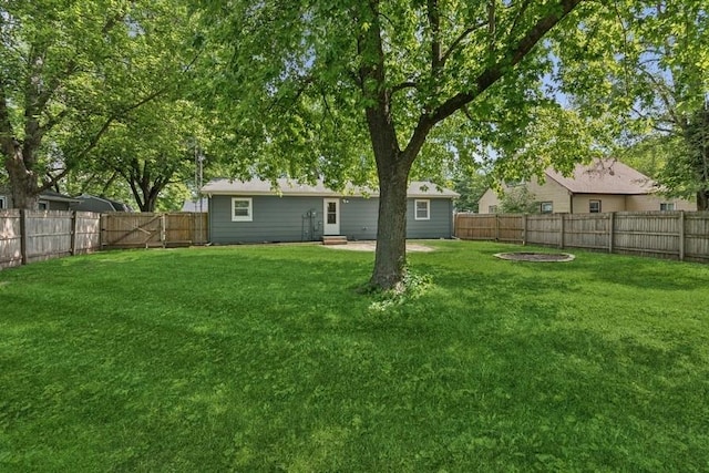 7825 Susan St, Morris, IL 60450 - fenced backyard with entry steps