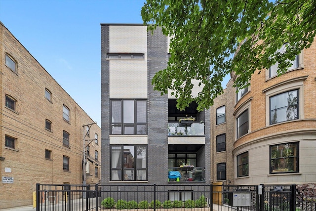 702 W Wellington Ave Unit 2N, Chicago, IL 60657 - view of apartment building / complex