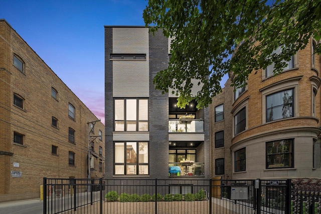 702 W Wellington Ave Unit 2N, Chicago, IL 60657 - view of property at dusk