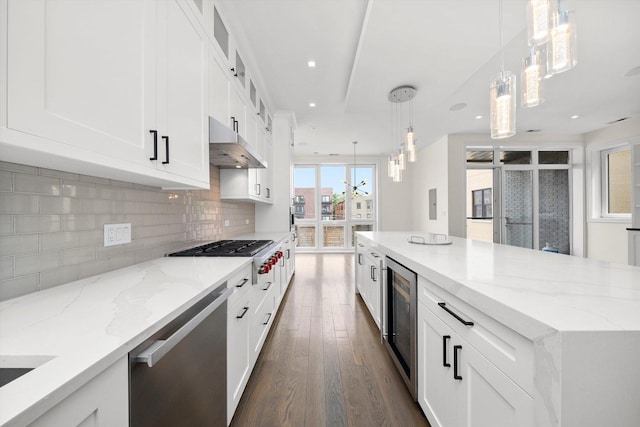 702 W Wellington Ave Unit 2N, Chicago, IL 60657 - kitchen with stainless steel appliances, beverage cooler, dark wood-style floors, tasteful backsplash, and white cabinets