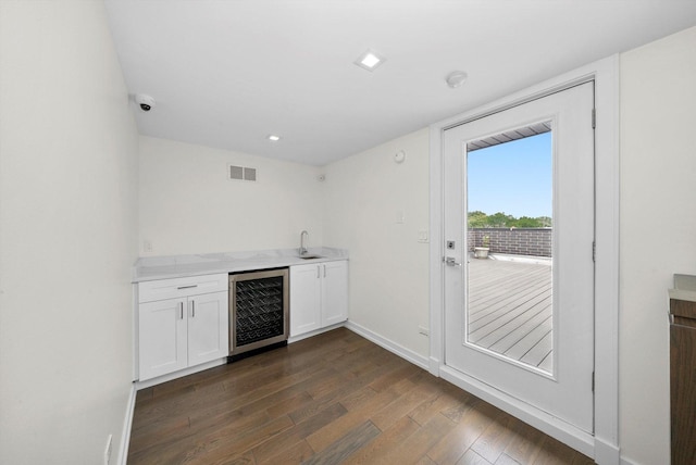 702 W Wellington Ave Unit 2N, Chicago, IL 60657 - indoor wet bar featuring beverage cooler and dark wood-style flooring