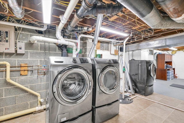 411 Hessel Blvd, Champaign, IL 61820 - laundry area with washer and clothes dryer