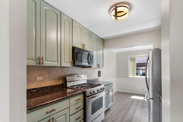 496 Navajo Trl S Unit 496, Wheeling, IL 60090 - kitchen with stainless steel appliances, green cabinetry, light wood-type flooring, and decorative backsplash