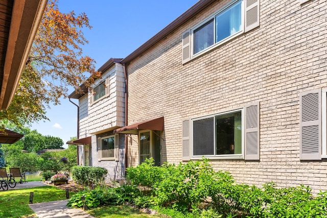 496 Navajo Trl S Unit 496, Wheeling, IL 60090 - view of side of property featuring brick siding and a patio
