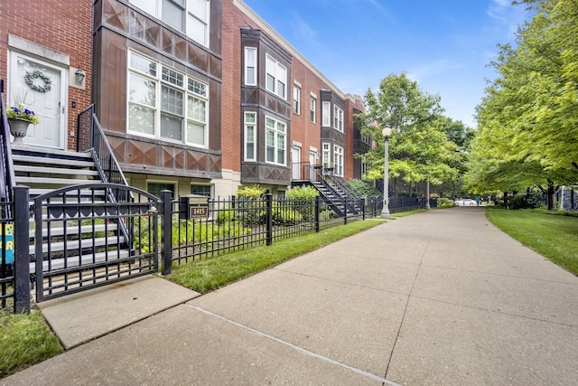 1414 S Halsted St Unit 3A, Chicago, IL 60607 - surrounding community with a fenced front yard, a gate, and a residential view