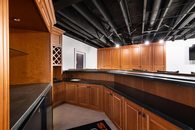 392 Spruce Rd, Wood Dale, IL 60191 - bar area featuring light tile patterned floors and a sink