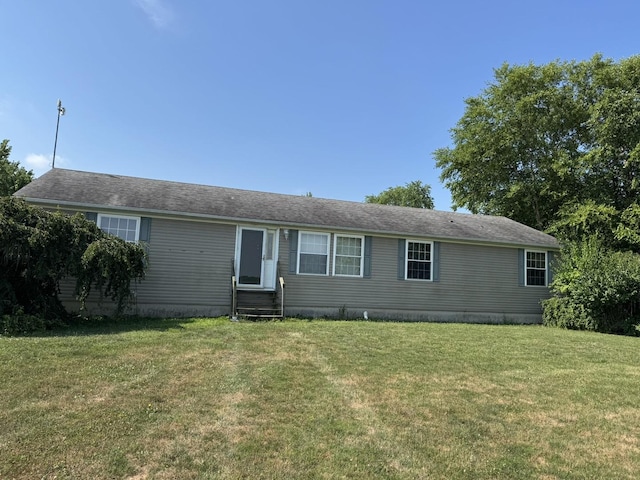 810 Harding Ave, Gillespie, IL 62033 - manufactured / mobile home featuring entry steps and a front lawn