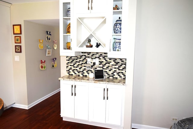46 Copperwood Dr, Buffalo Grove, IL 60089 - bar featuring backsplash and dark wood-style flooring