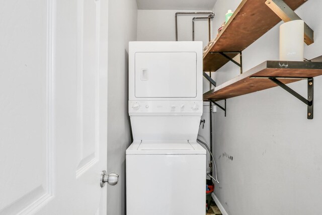 41607 N Lotus Ave, Antioch, IL 60002 - laundry area with stacked washer / drying machine and baseboards
