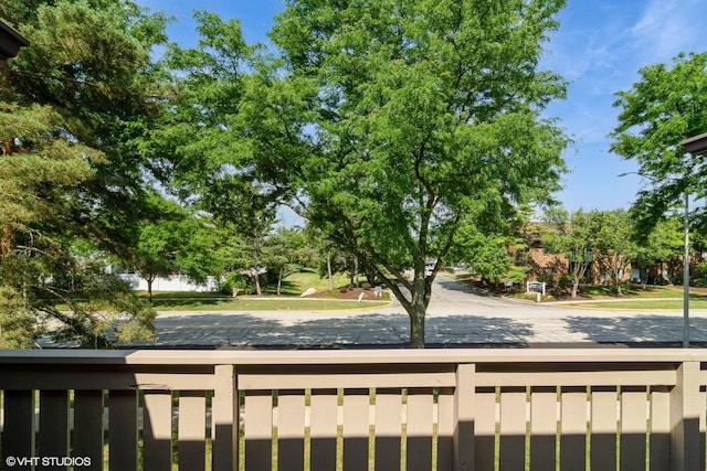 4130 N Pheasant Trail Ct Unit 2, Arlington Heights, IL 60004 - view of yard featuring a balcony