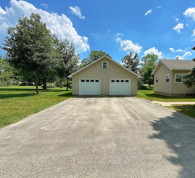 919 S Vermillion St, Streator, IL 61364 - view of property exterior with a garage, an outdoor structure, and a yard