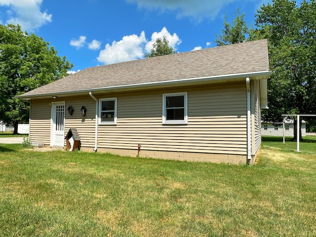 919 S Vermillion St, Streator, IL 61364 - rear view of property featuring a yard and roof with shingles