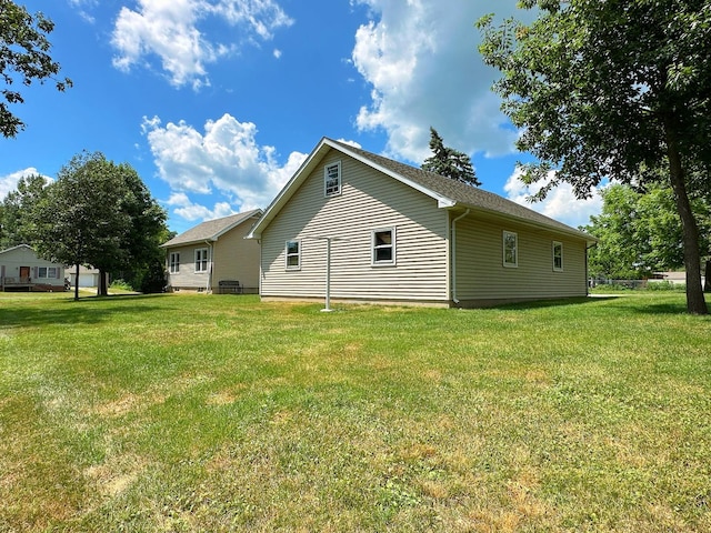 919 S Vermillion St, Streator, IL 61364 - view of property exterior featuring a lawn