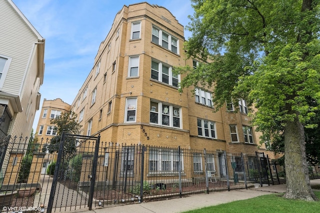 3555 W Lyndale St Unit 3B, Chicago, IL 60647 - view of property with a fenced front yard