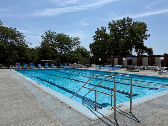 5455 N Sheridan Rd Unit 3512, Chicago, IL 60640 - community pool with a patio area