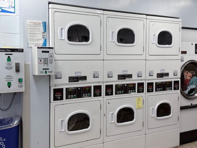 5455 N Sheridan Rd Unit 3512, Chicago, IL 60640 - communal laundry room featuring stacked washer / drying machine and independent washer and dryer
