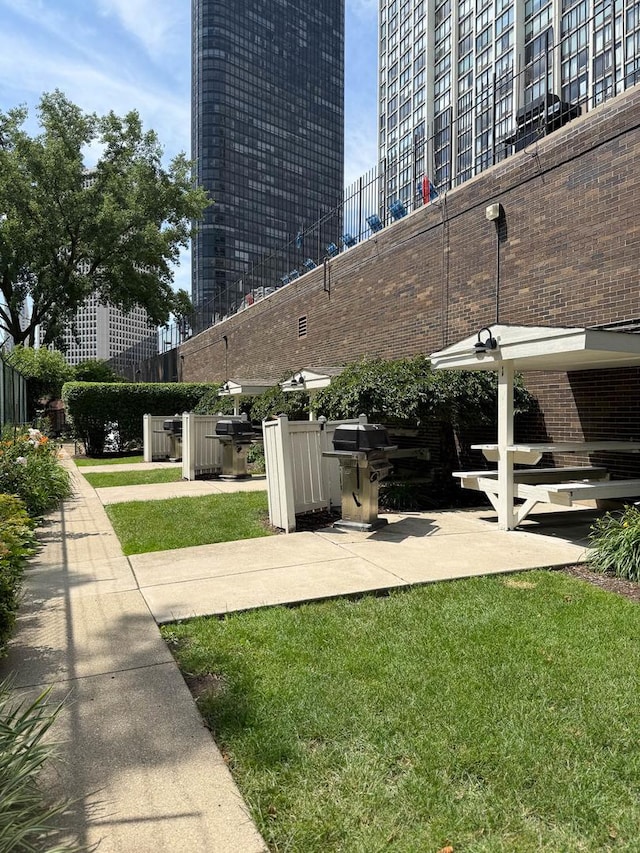 5455 N Sheridan Rd Unit 3512, Chicago, IL 60640 - view of green lawn