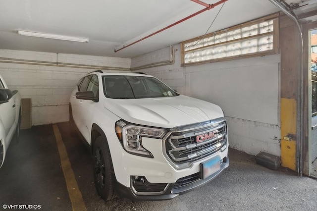 5950 N Kenmore Ave Unit 306, Chicago, IL 60660 - garage featuring concrete block wall
