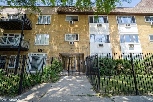 1508 W Pratt Blvd Unit 2C, Chicago, IL 60626 - view of apartment building / complex featuring a fenced front yard