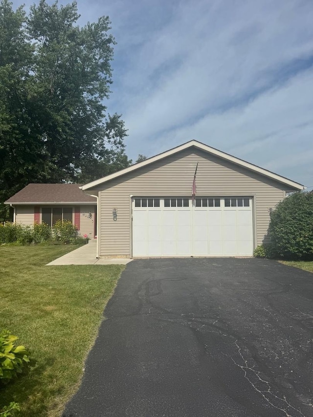 815 Arnold Ave, Rockford, IL 61108 - ranch-style house featuring a front yard and asphalt driveway
