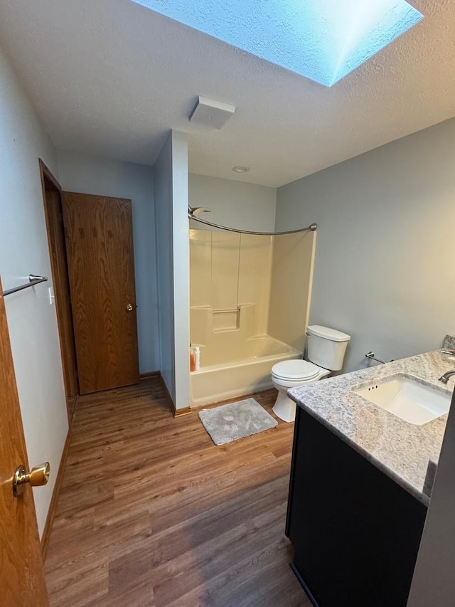 815 Arnold Ave, Rockford, IL 61108 - full bath featuring wood finished floors, vanity,  shower combination, and a textured ceiling