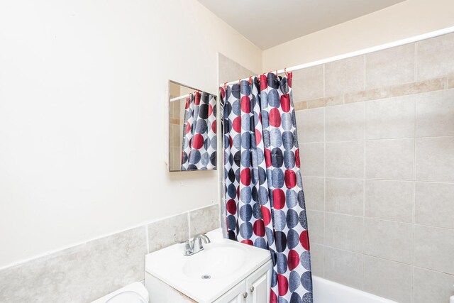 7523 S Kimbark Ave, Chicago, IL 60619 - full bath featuring vanity and shower / tub combo with curtain