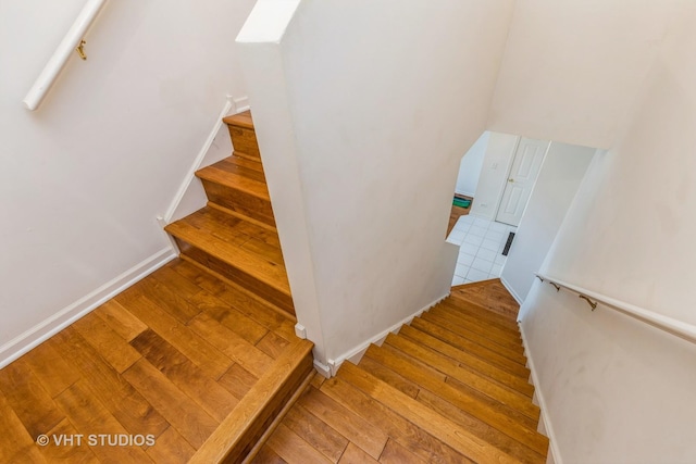 976 Enfield Dr, Northbrook, IL 60062 - stairway featuring wood finished floors and baseboards