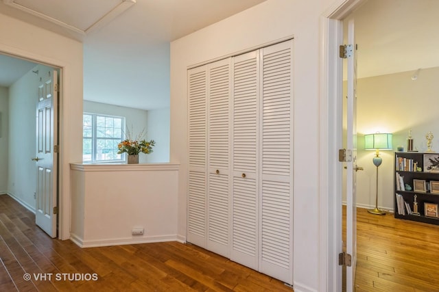 976 Enfield Dr, Northbrook, IL 60062 - hall with wood finished floors and baseboards