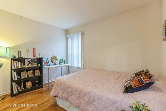 976 Enfield Dr, Northbrook, IL 60062 - bedroom featuring wood finished floors and baseboards