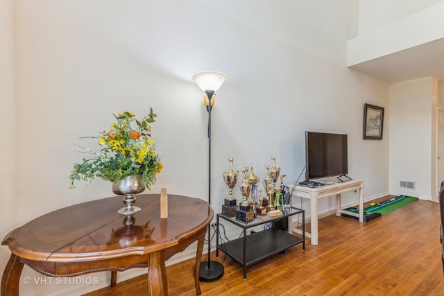 976 Enfield Dr, Northbrook, IL 60062 - living area featuring wood finished floors and baseboards