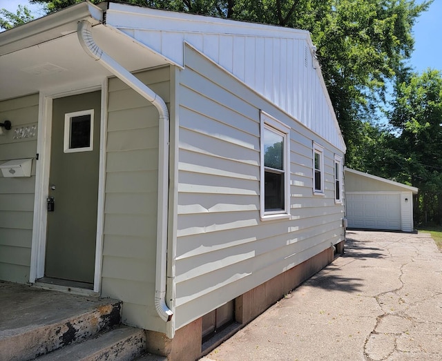 2928 Ridgeway Ave, Rockford, IL 61101 - view of side of home featuring an outdoor structure and a detached garage