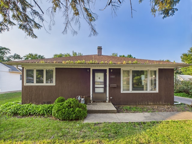 2404 Sigwalt St, Rolling Meadows, IL 60008 - single story home with a chimney and a front yard