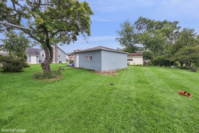 527 W Green St, Bensenville, IL 60106 - view of grassy yard featuring an outbuilding